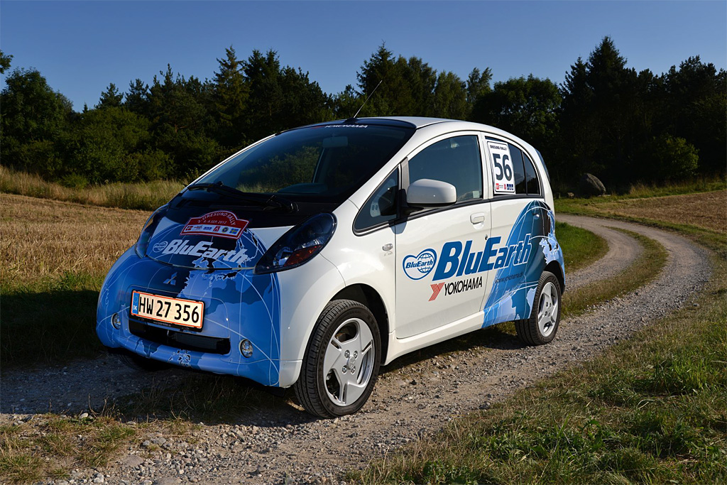 Kan en elbil køre rally? Det skal rallykøreren Tim Svanholt bevise med denne Mitsubishi iMiEV bemalet i Yokohamas BluEarth farver